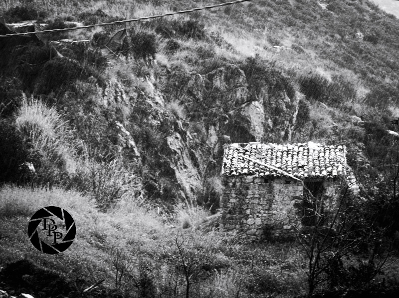 Casetta sotto la pioggia