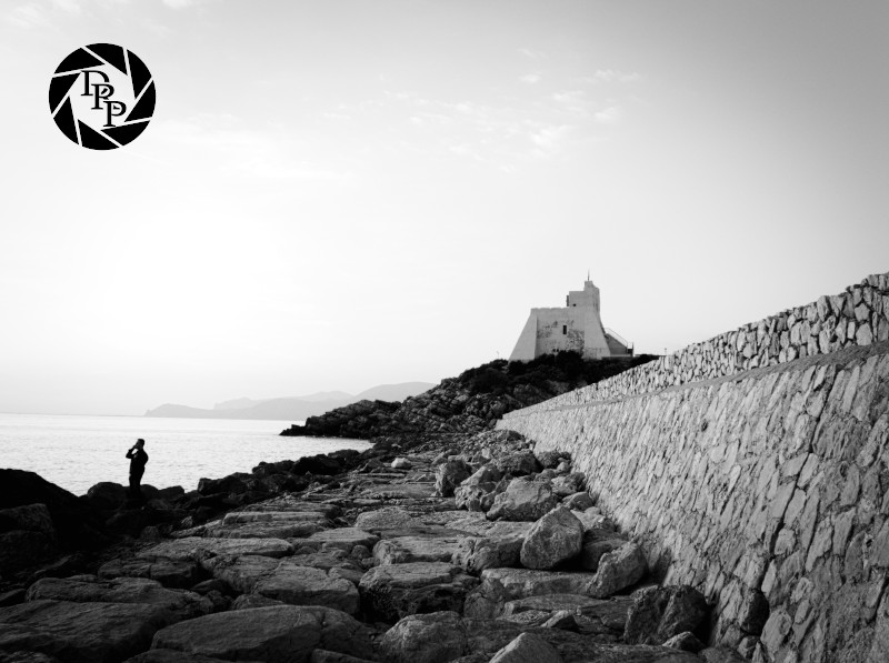 Uomo solo al porto di Sperlonga